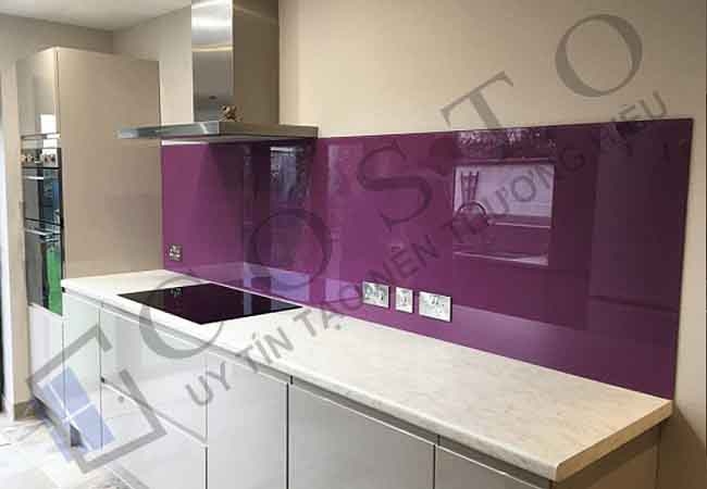 Kính ốp tường bếp màu tím