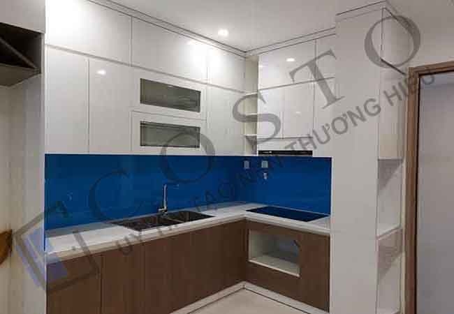 Kính ốp tường bếp màu xanh lam
