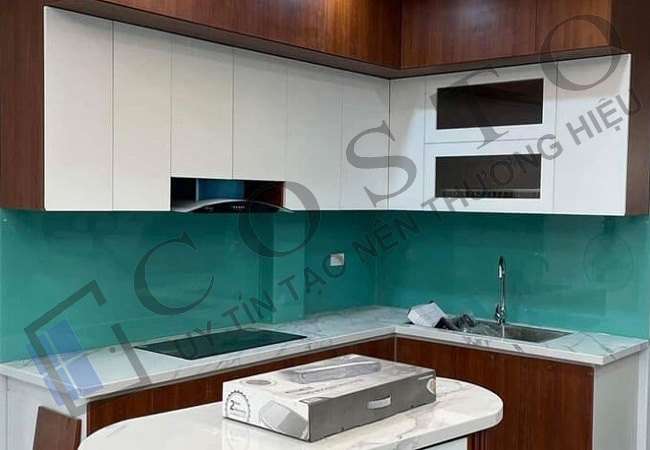 Kính ốp tường bếp màu xanh ngọc