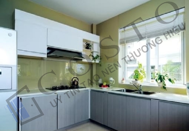 Kính ốp tường bếp màu xanh úa