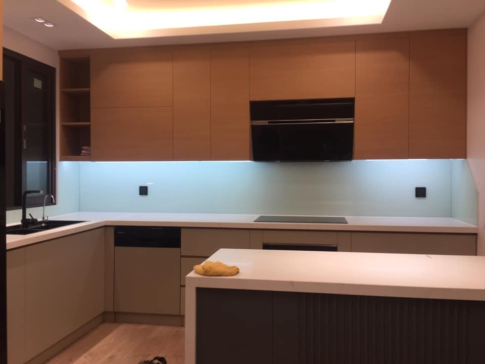 Kính ốp tường bếp
