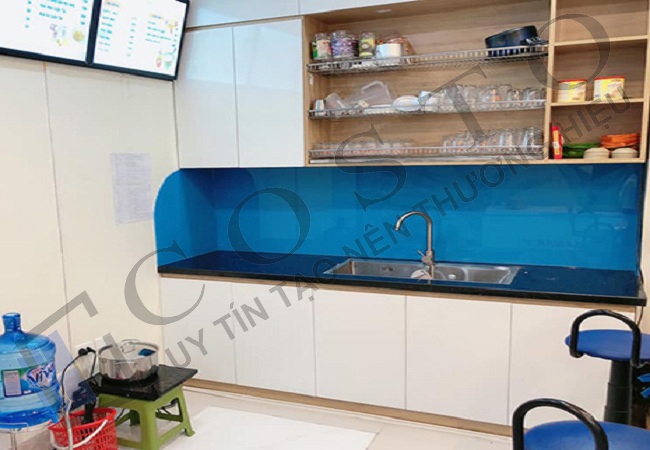 Kính tường bếp màu xanh dương