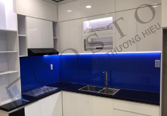 Kính tường bếp màu xanh lam
