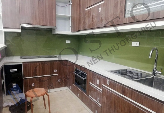 Kính tường bếp màu xanh úa