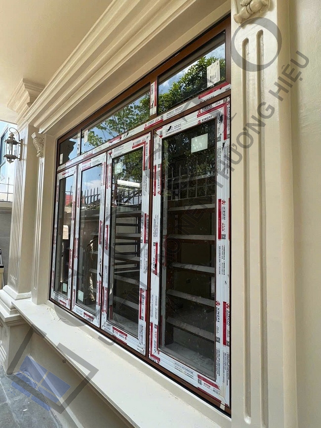 Mẫu cửa nhôm kính 4 cánh vân gỗ