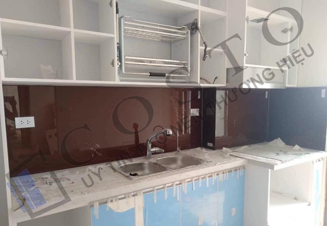Màu kính ốp bếp