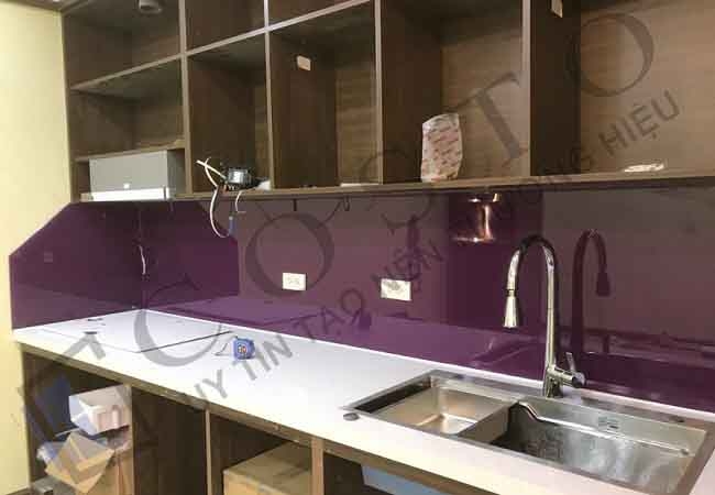 ốp kính bếp màu tím đẹp