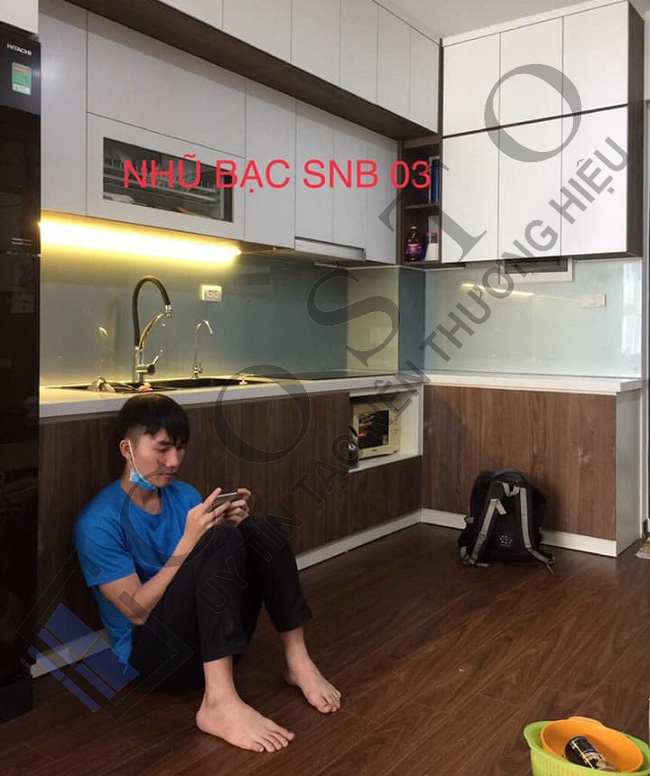 Thi công kính ốp bếp