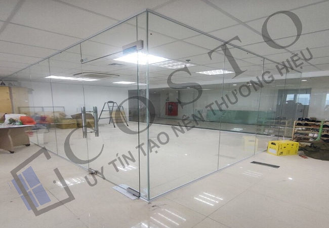 Vách kính cường lực