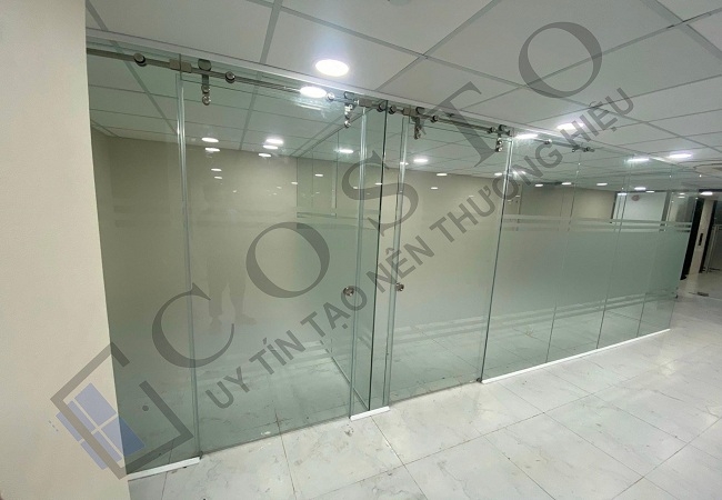 Vách kính cường lực văn phòng