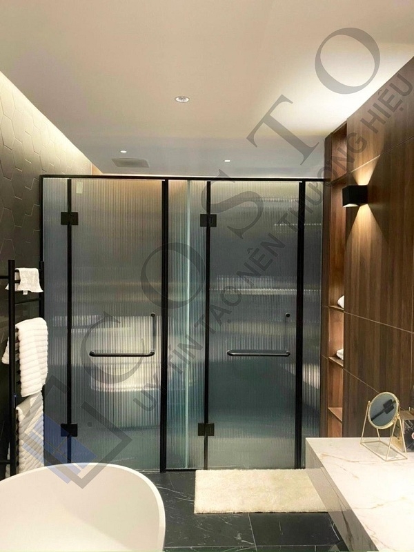 Vách kính nhà tắm màu đen