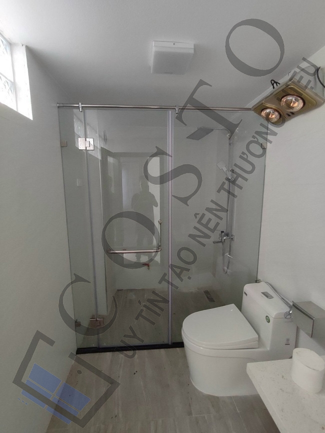 Vách kính nhà vệ sinh