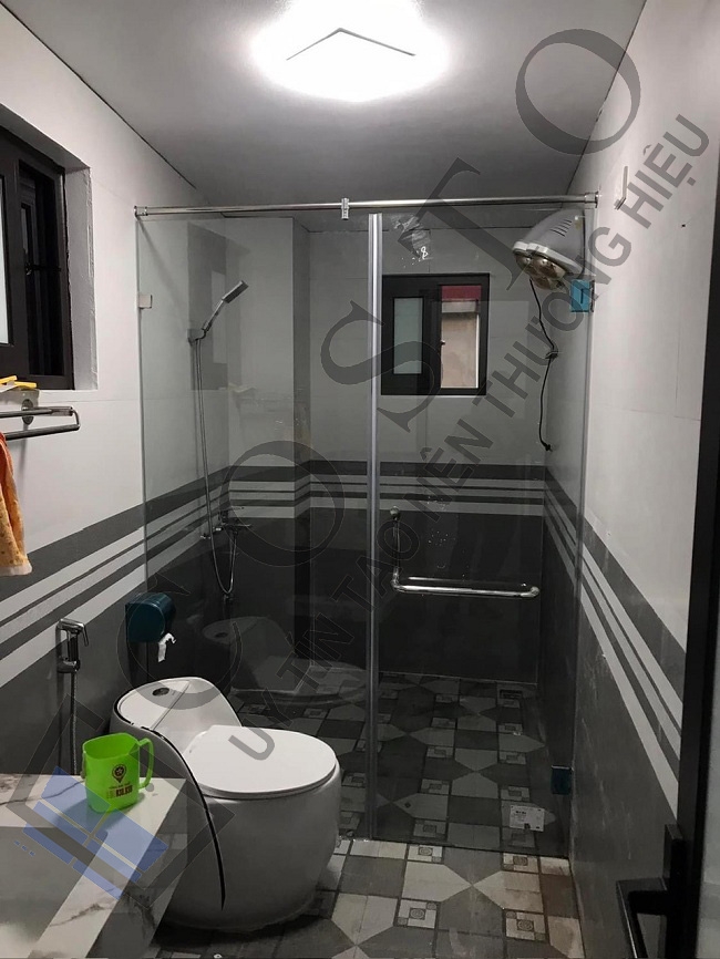 Vách kính nhà tắm nhỏ