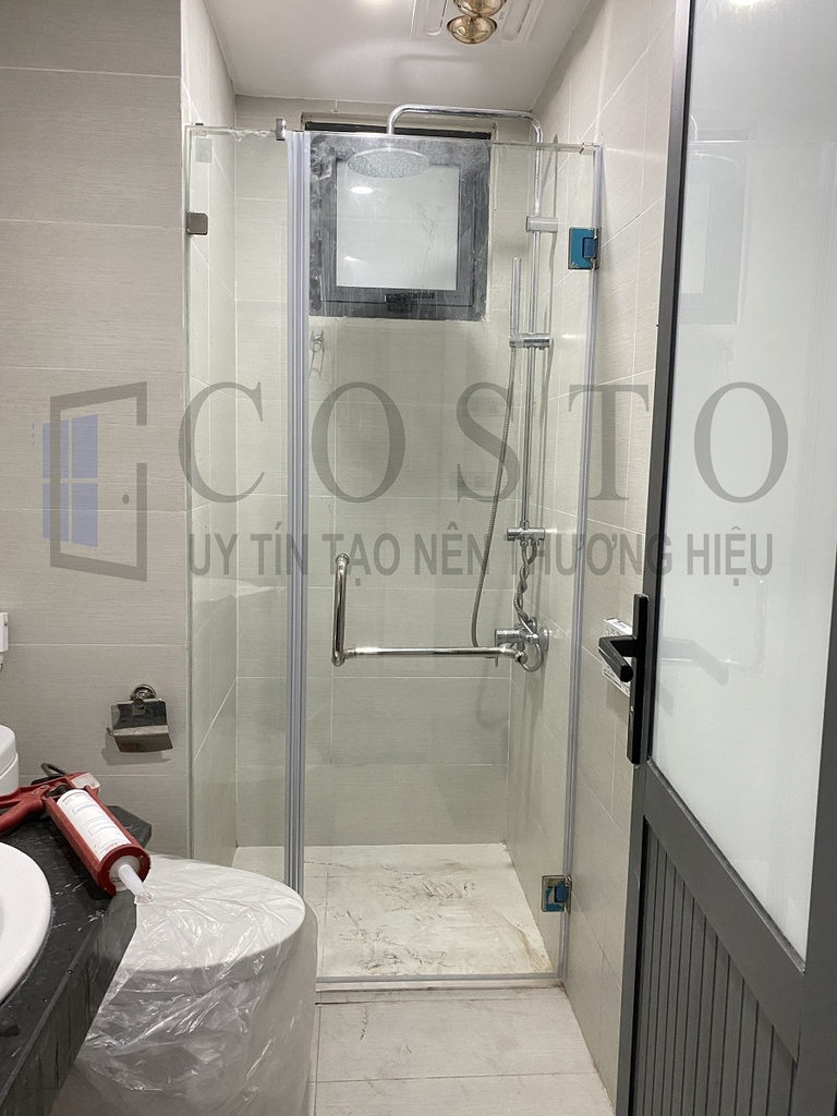 Vách kính tắm