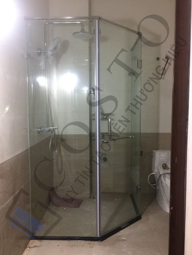Vách tắm kính 135 độ