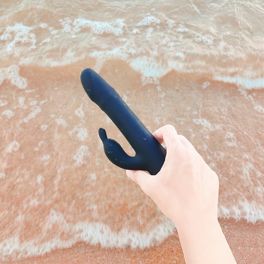 Máy Rung Tai Thỏ Đen Huyền Bí Có Hạt Xoay Kích Thích - Rabbit Black Pro - Phiên Bản Hot Nhất Drywell