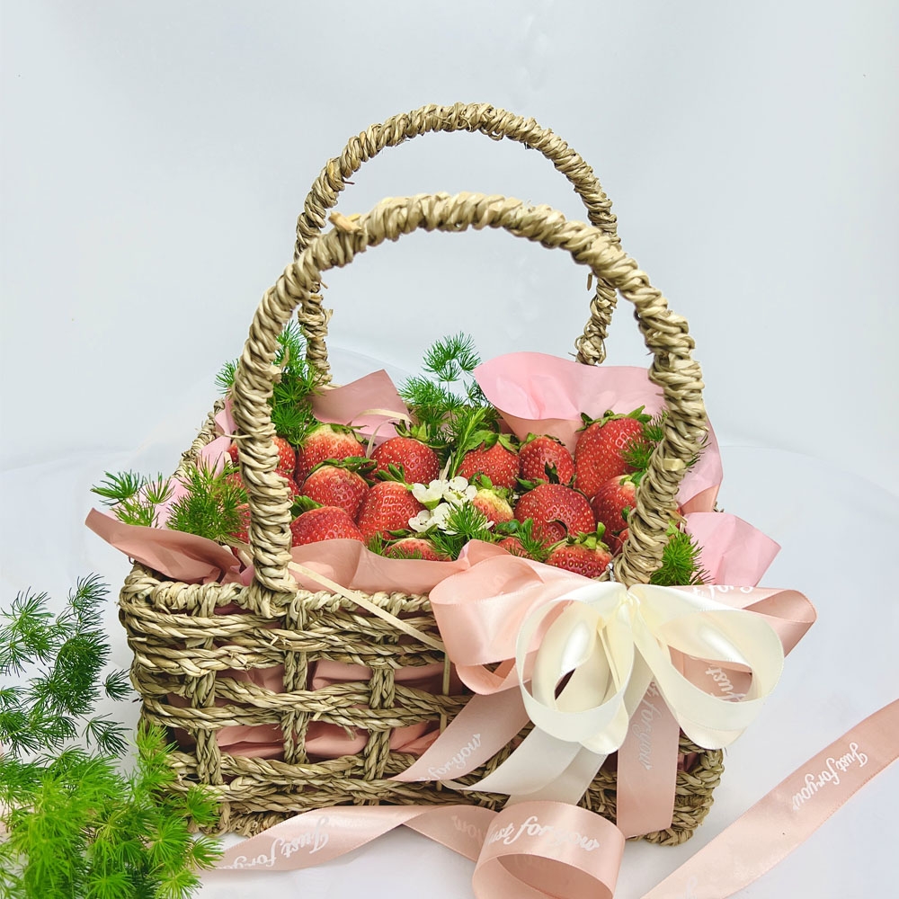 Giỏ dâu - Nơ hồng trắng
