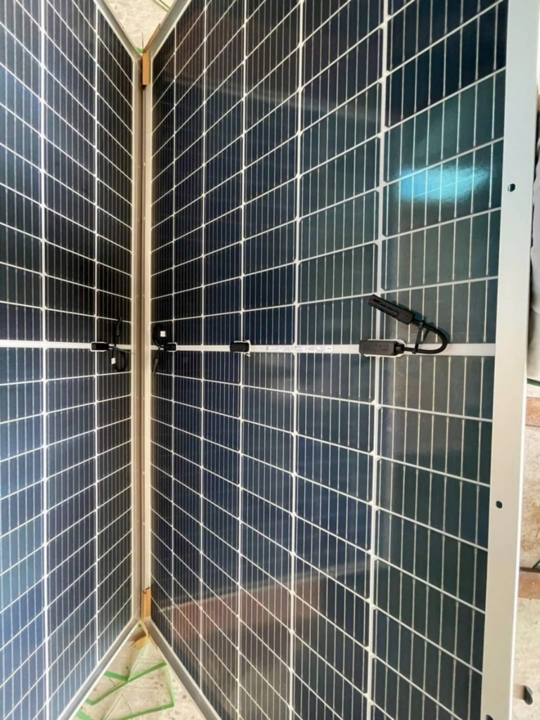 Tấm Pin mặt trời JA 555w LOẠI A 2 mặt kính HIỆU SUẤT CAO 2025