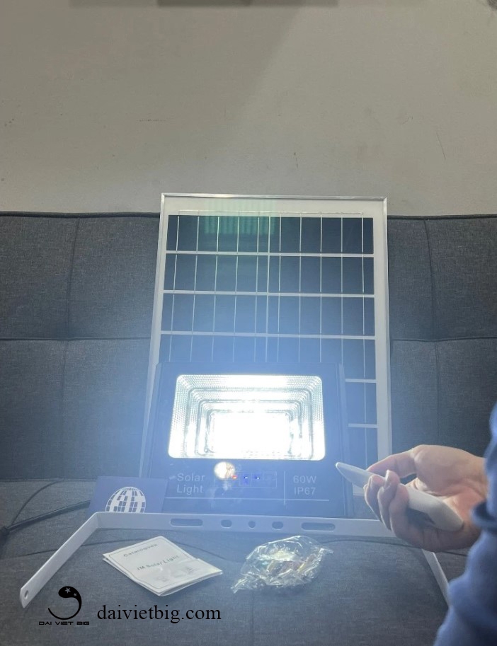 Đèn pha led năng lượng mặt trời NT-SF60 (60W) Bảo hành 2 năm