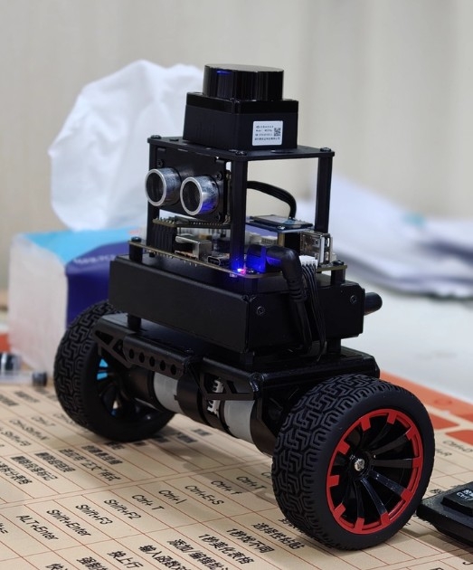 MiniBalan, mô hình robot tự cân bằng hai bánh cỡ lớn được trang bị vi điều khiển STM32, có tính năng nhận dạng hình ảnh và điều khiển PID.