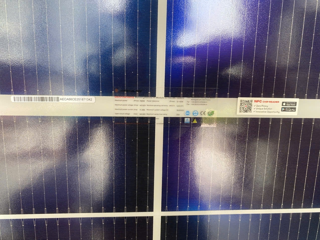 Tấm Pin mặt trời AE 700w LOẠI A 2 mặt kính HIỆU SUẤT CAO 2025