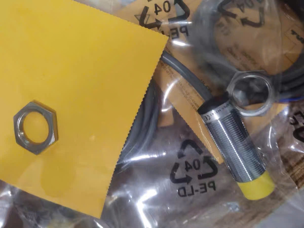 Cảm biến từ TURCK Ni15-Q30-AN6X