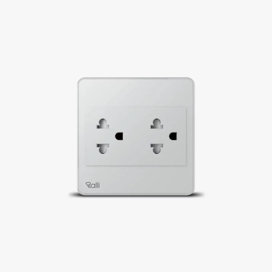 Ổ cắm đa năng âm tường Rạng Đông model OCAT04K 2C, tương thích với hầu hết các loại phích cắm trên thị trường.