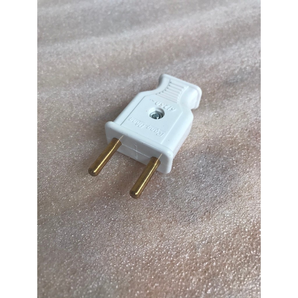 Phích cắm Rạng Đông PL_01 có lớp vỏ chống cháy, sử dụng để nối các thiết bị điện với nguồn điện trong gia đình