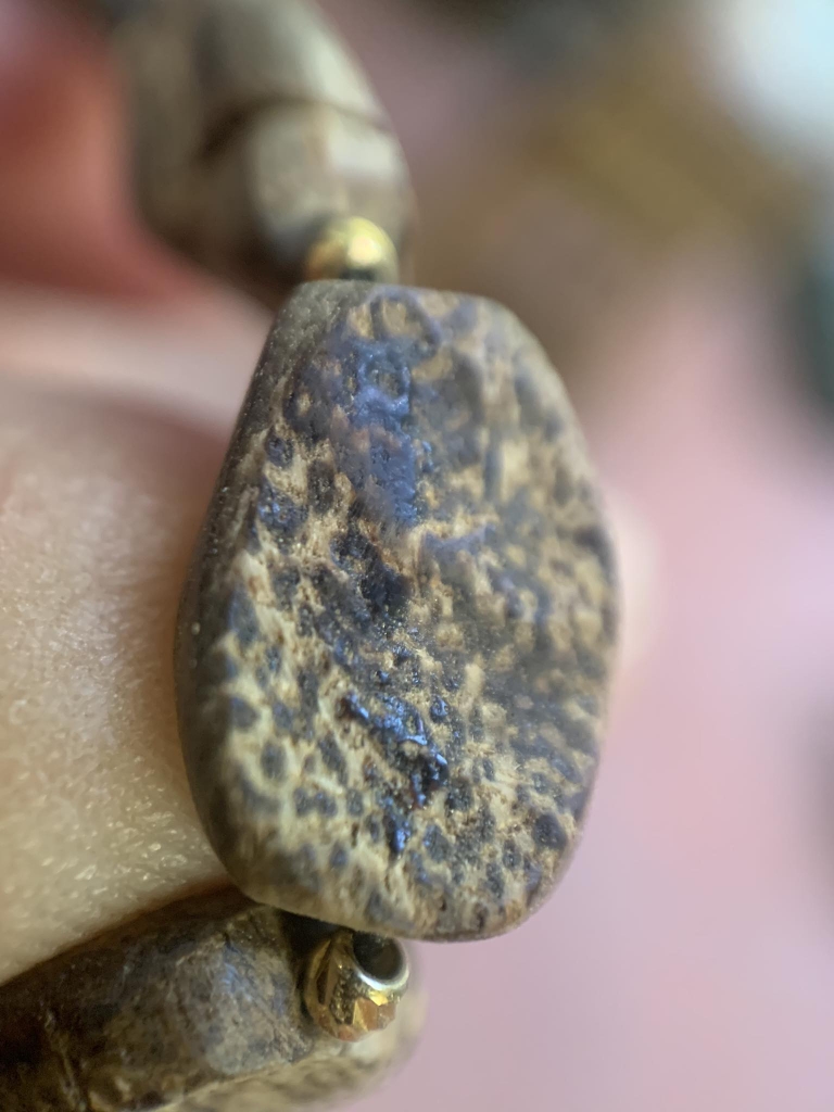 Vòng tay Trầm Hương rừng Khánh Hòa, chìm nước, hạt thô tự nhiên mix vàng 18k