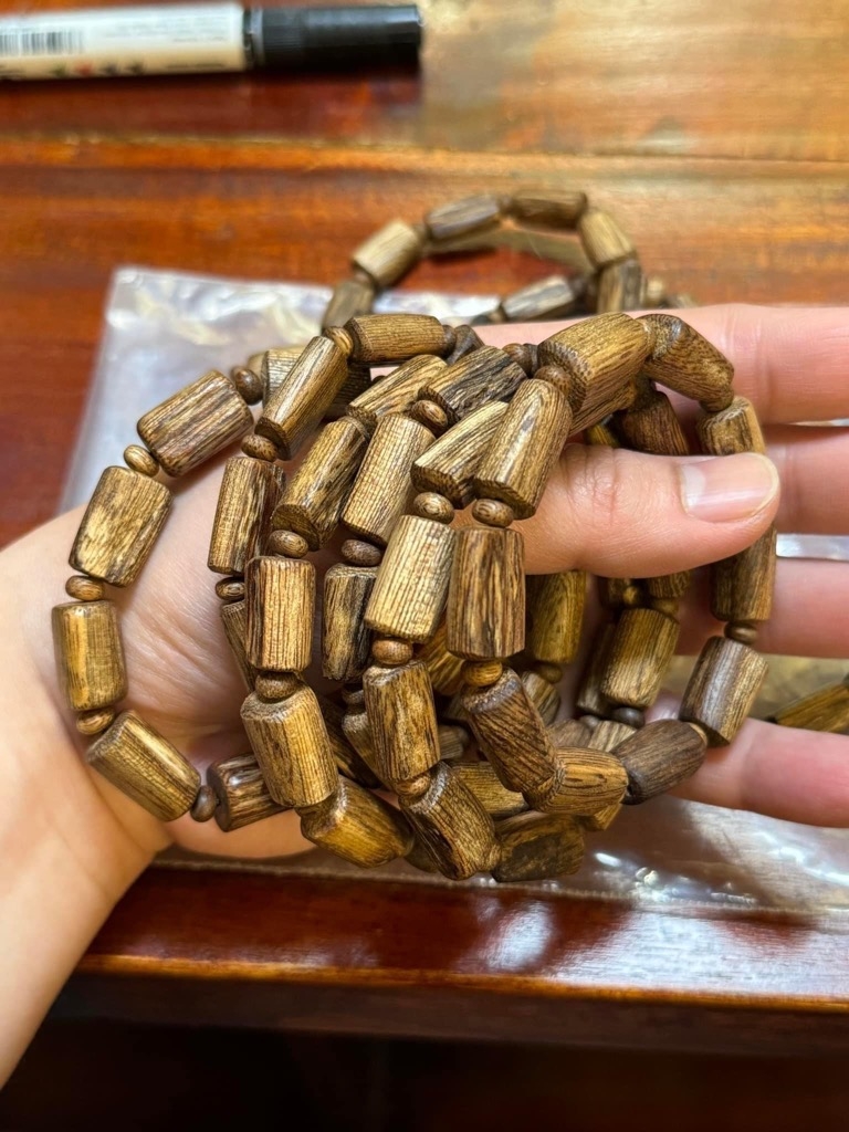 Vòng Tay Trầm Tốc Việt Nam, hạt tự nhiên, dầu đỏ cực thơm và đẹp