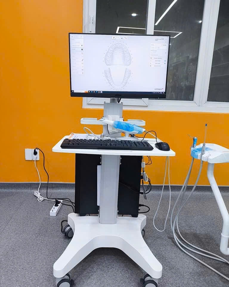 Xe đẩy máy tính và máy scan răng nha khoa chuyên dụng
