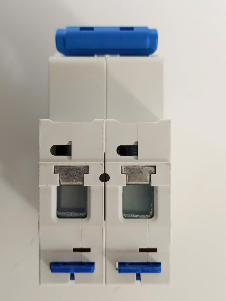 Aptomat MCB 2P AC 32A bảo vệ mạch điện khỏi các sự cố quá tải và ngắn mạch