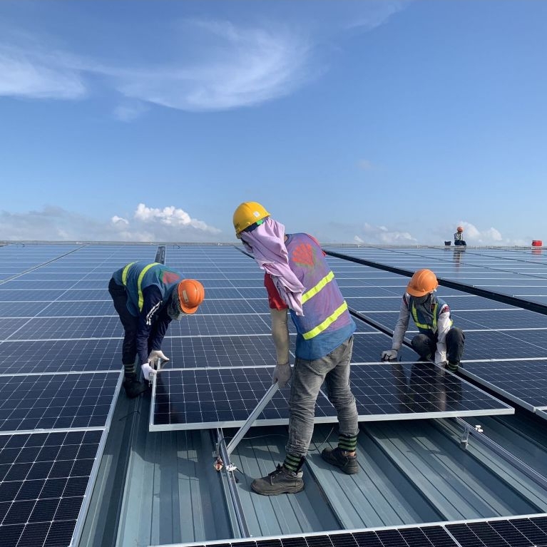 Tấm năng lượng mặt trời WORLD ENERGY 600