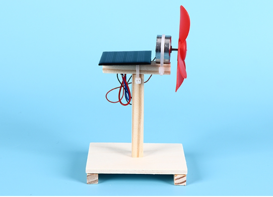 Mô hình phát điện sử dụng năng lượng Mặt Trời, năng lượng gió hoặc năng lượng nước chảy