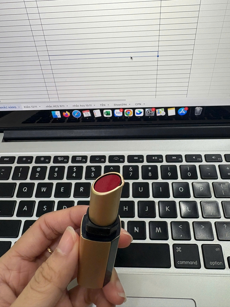 Son Bobbi Brown Luxe matte màu 878 Red Carpet 3.5g - Fullbox (Lỗi miệng son)