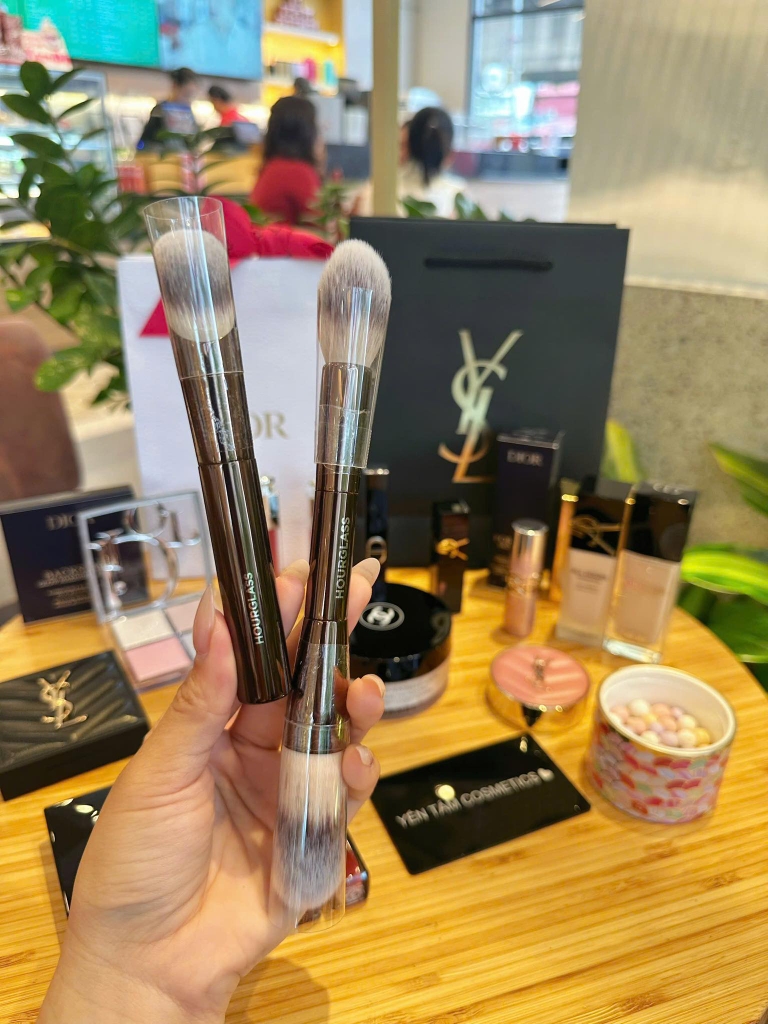 Cọ Tán Nền Hourglass Ambient Soft Glow Foundation Brush - Hàng Duty