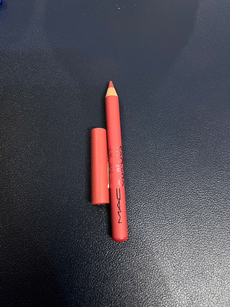 Chì kẻ môi Mac More Curious 0.78g Tách set Nobox
