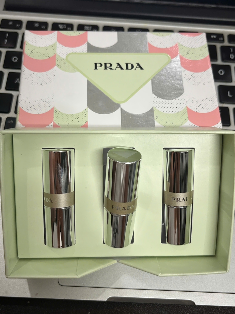 Son Dưỡng Prada Blushing Care Lip Balm - Fullbox