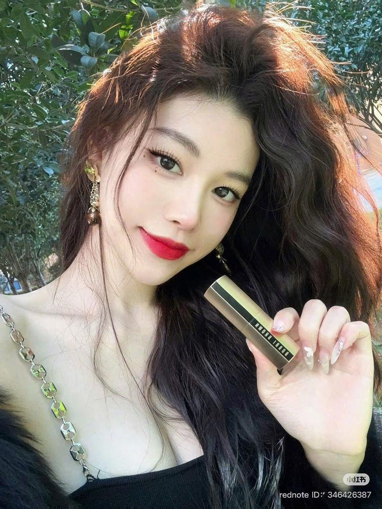 Son Bobbi Brown Luxe matte màu 878 Red Carpet 3.5g - Fullbox (Lỗi miệng son)