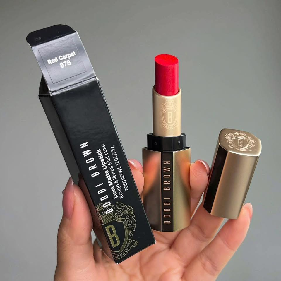 Son Bobbi Brown Luxe matte màu 878 Red Carpet 3.5g - Fullbox (Lỗi miệng son)