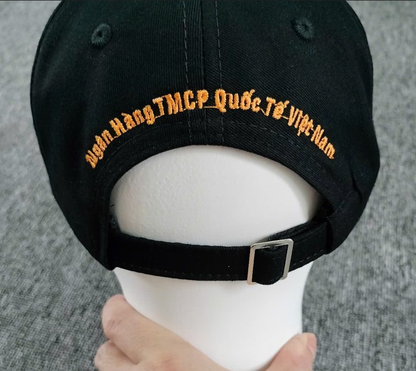 Đặt nón đồng phục