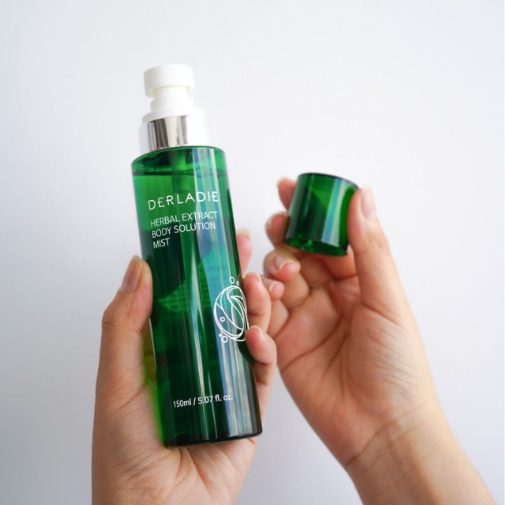 Xịt Mụn Lưng Derladie Herbal Extract Body Solution Mist Mờ Thâm Giảm Viêm Nang Lông Hàn Quốc 150ml