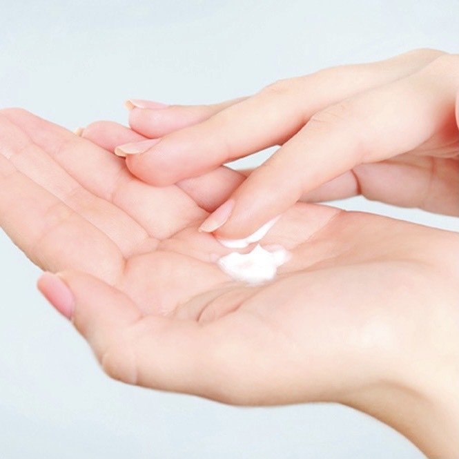 Kem Tay Lụa Aura Làm Mềm Da Tay Chân Giảm Nứt Nẻ Beauty Cream Nga Tuýp 75g.