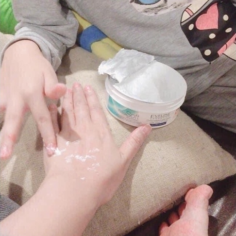 Kem Dưỡng Eveline Extra Soft Whitening Hũ 200ml