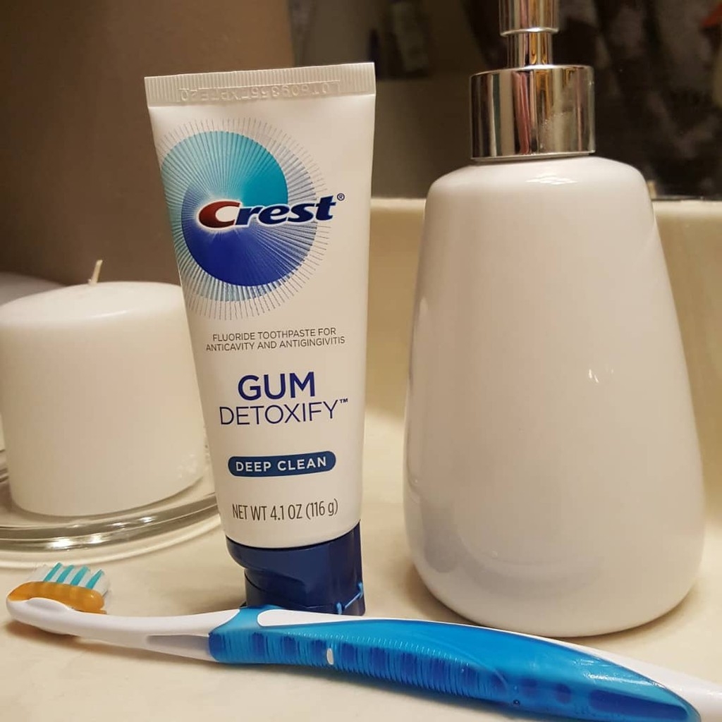 Kem Đánh Răng Trắng Sạch Crest Gum Detoxify Deep Clean 116g