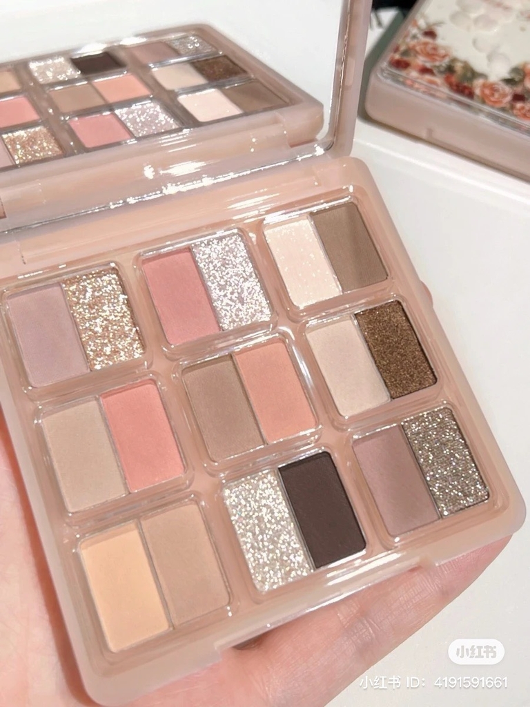 Bảng Mắt 18 Ô Hold Live Thỏ Hoa Nhiều Màu Nhũ Lì Lấp Lánh Bám Tốt Lâu Trôi Sweet Garden Bunny