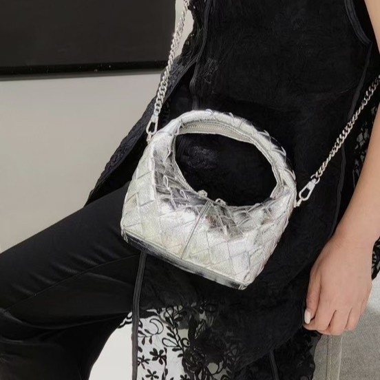 Túi Cầm Tay Bottega Veneta Woven Leather Metalic Da Bò Size 21cm