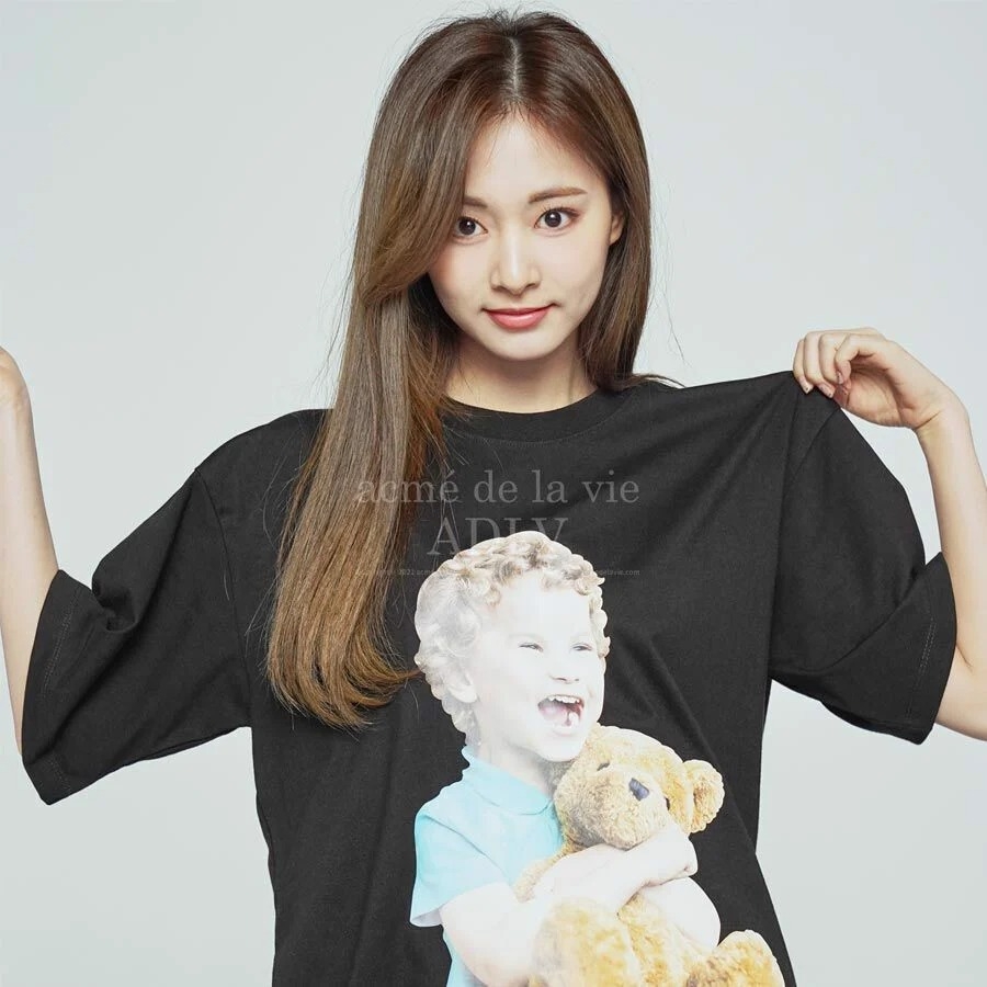 Áo Phông ADLV Baby Face Bé Ôm Gấu Màu Đen