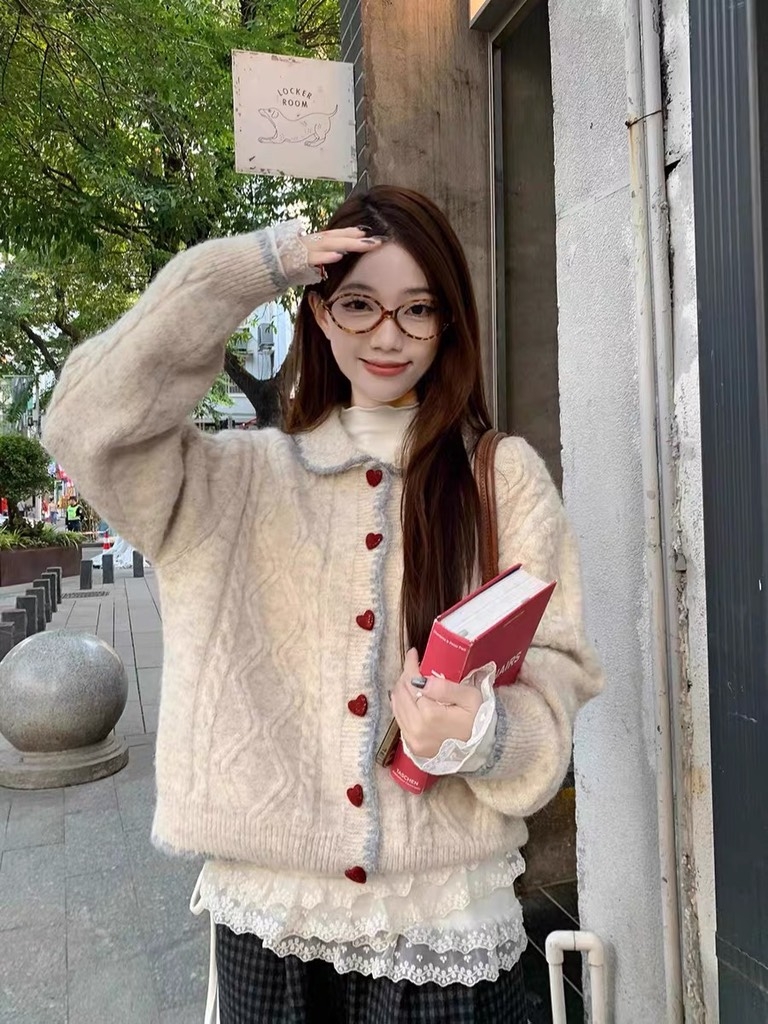 Áo len cổ sen cúc tim đỏ