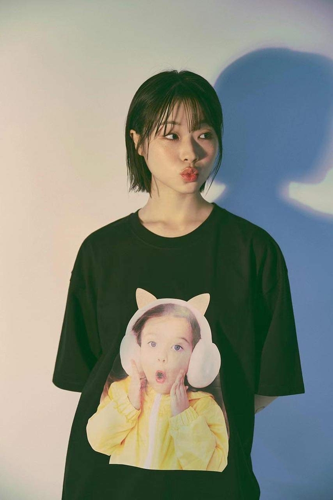 Áo Phông ADLV Baby Face Chụp Tai Mèo Màu Đen